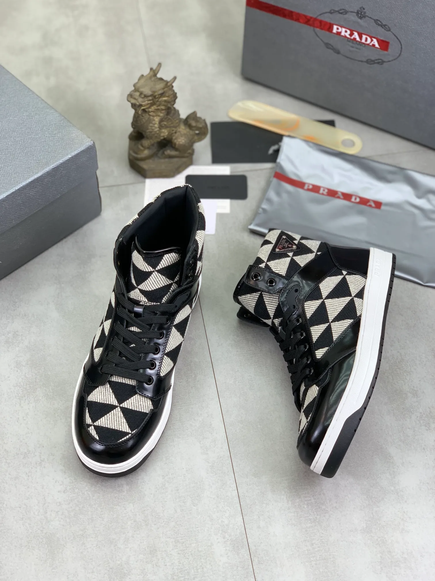 Men's shoes 💰P620 new model (high version) The new PRADA (Prada) high-top counter has launched the classic model at the same time. The new men's shoes and 😘fabrics are selected from the original imported calfskin. First layer of imported cowhide lining. The original version is awesome! 👍🏿Original open-molded non-slip PU outsole, with exquisite lines, simple and elegant, super comfortable and classy on foot, suitable for leisure travel. Code number:38-45